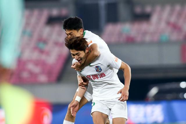 半岛体育-中超保级组前瞻:津青生死战 连渝负重压碰强敌