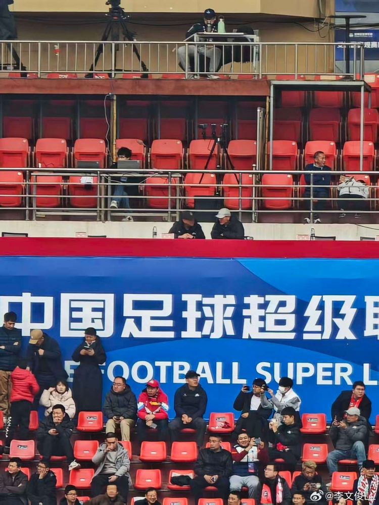 半岛体育官方网站-博主：国足主帅邵佳一现身郑州航体，观战河南vs云南玉昆